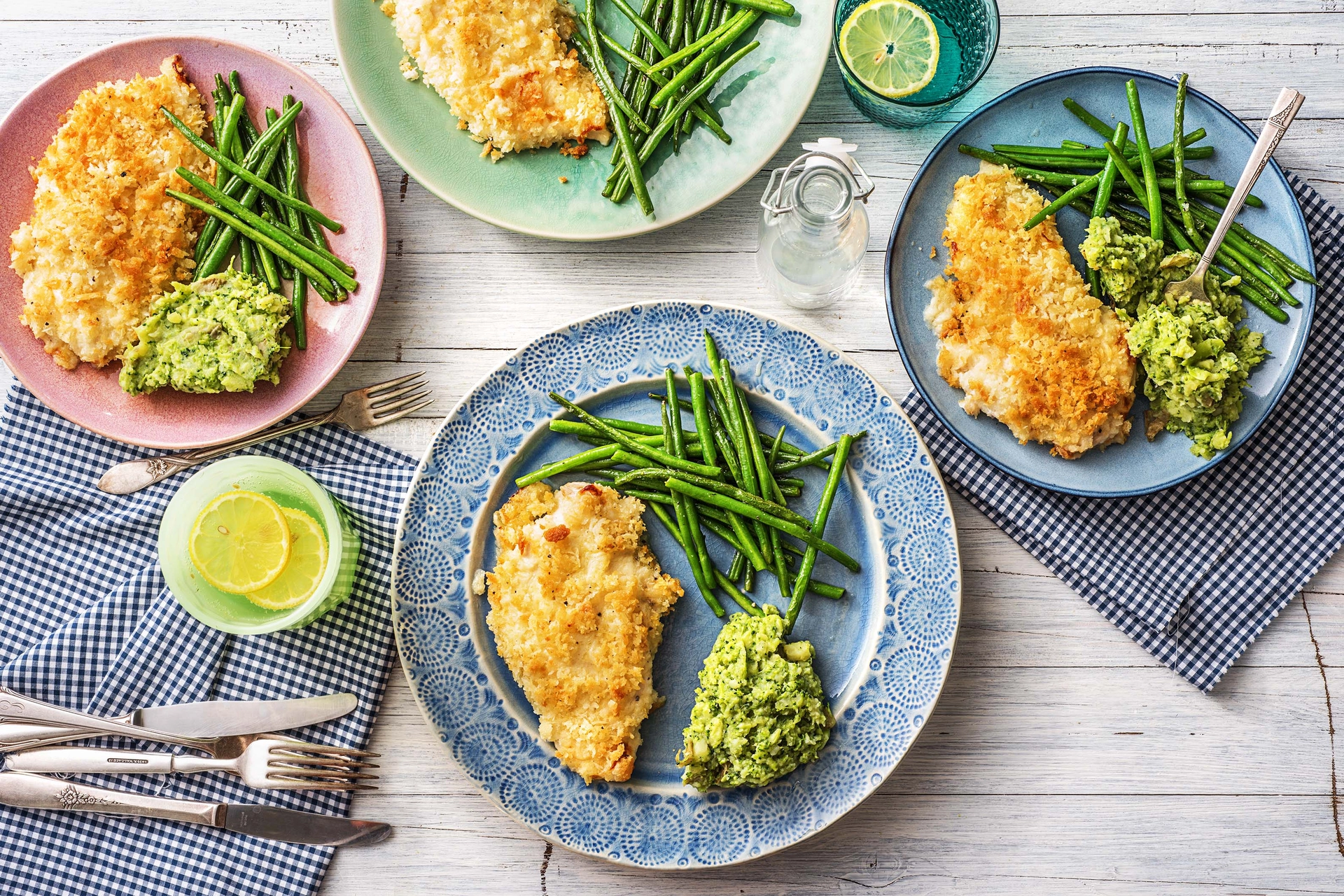 Knusprige Pouletbrust unter einer Käsehaube, dazu Kartoffel